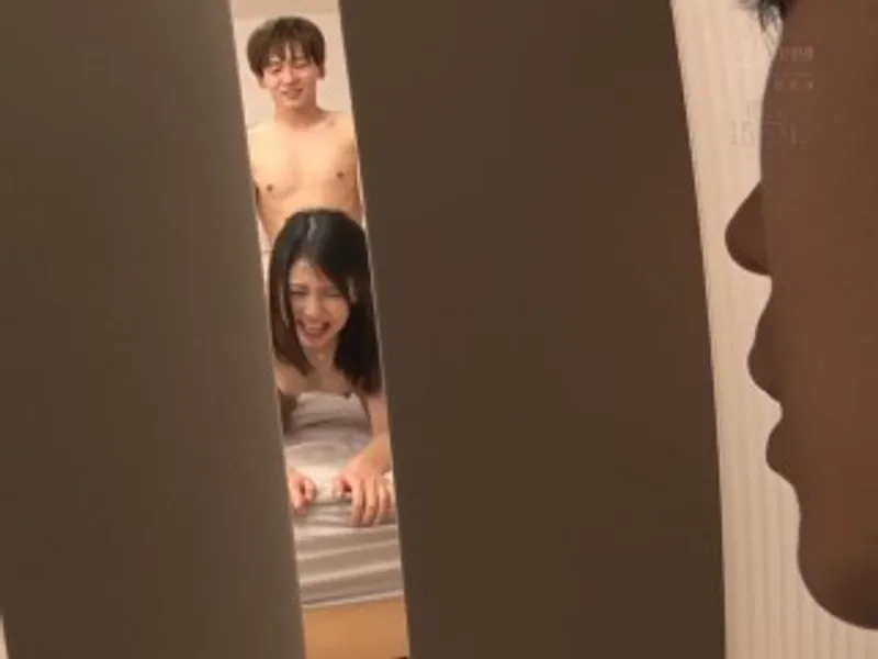 Thanh niên đang vụng trộm với chị cạnh nhà thì anh người chồng về...