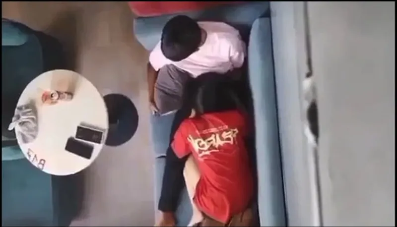 Quay lén người tình mút bú cho người yêu nơi công cộng