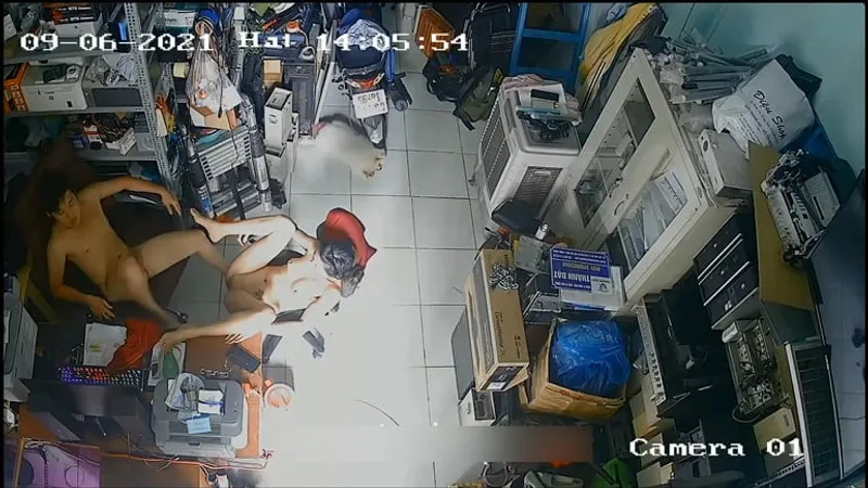 Bà xã người chồng địt nhau trong của hàng máy tính