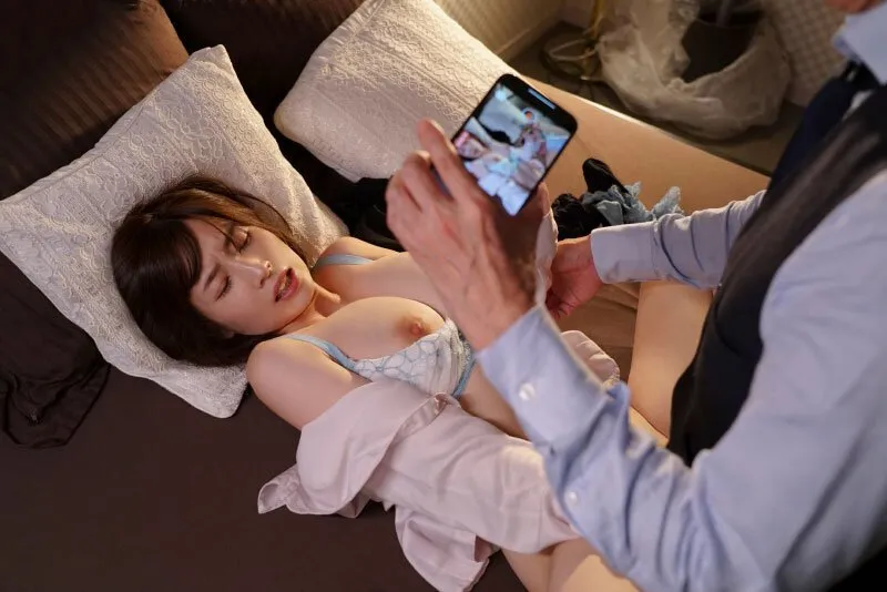 Tiền bối chuốc thuốc em thư ký bắt xoạc cả đêm khi đi công tác xa