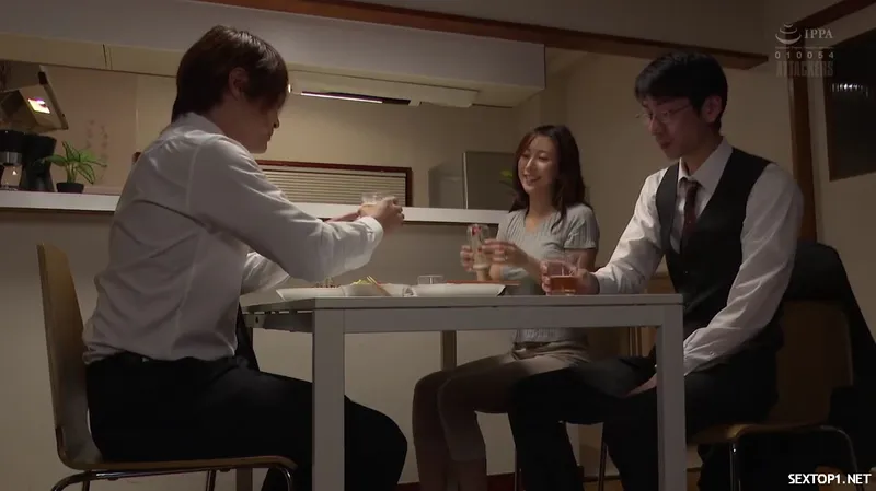 đến nhà tiền bối ở nhờ, ép quan hệ luôn vợ sếp