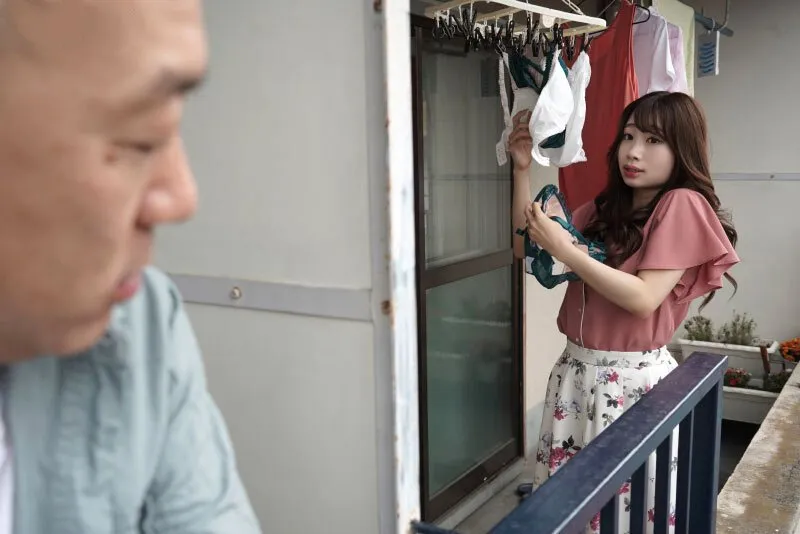 Gã nhà kề bên chuyên soi mói và cặp người vợ ông xã thường xuyên rên la quá to