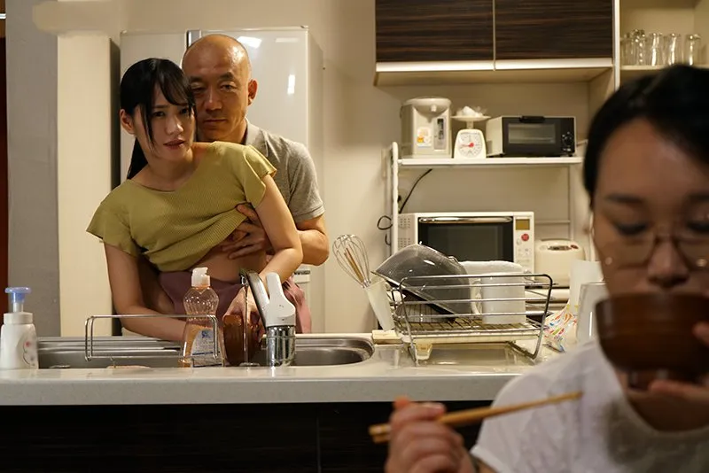 Chồng làm tình con gái riêng của vợ yêu khi biết bà xã không thể sinh con cho mình