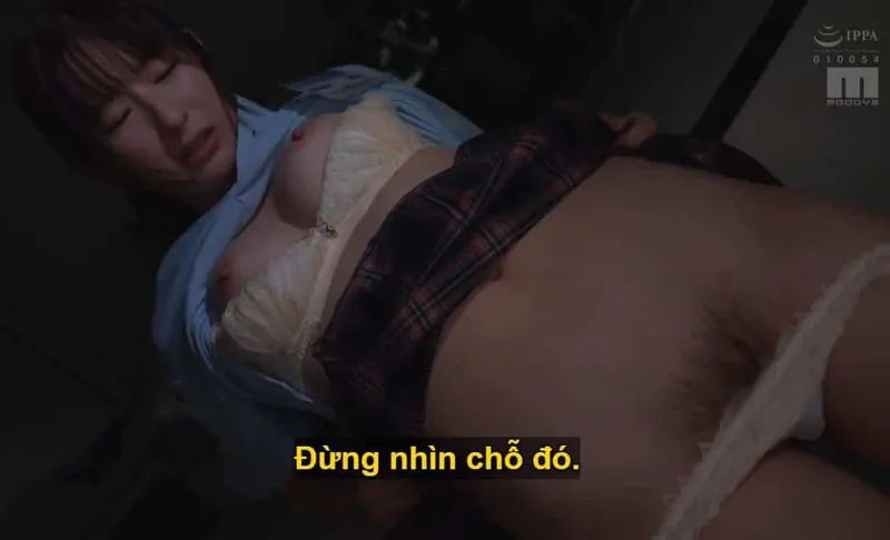 Ông chủ mưu đồ "đâm" cô nhân viên dưới quyền kiêu căng lười nhác, suốt ngày chỉ chăm chăm chat chit với người yêu.