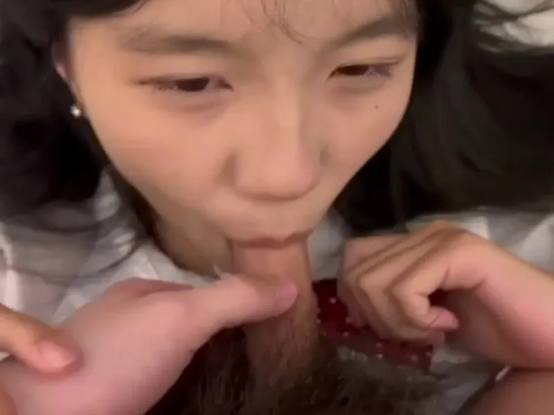Em loli dễ thương mút cậu bé biến em thành con đào nứng lồn p2